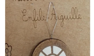 Enfile aiguille "Par la fenêtre"