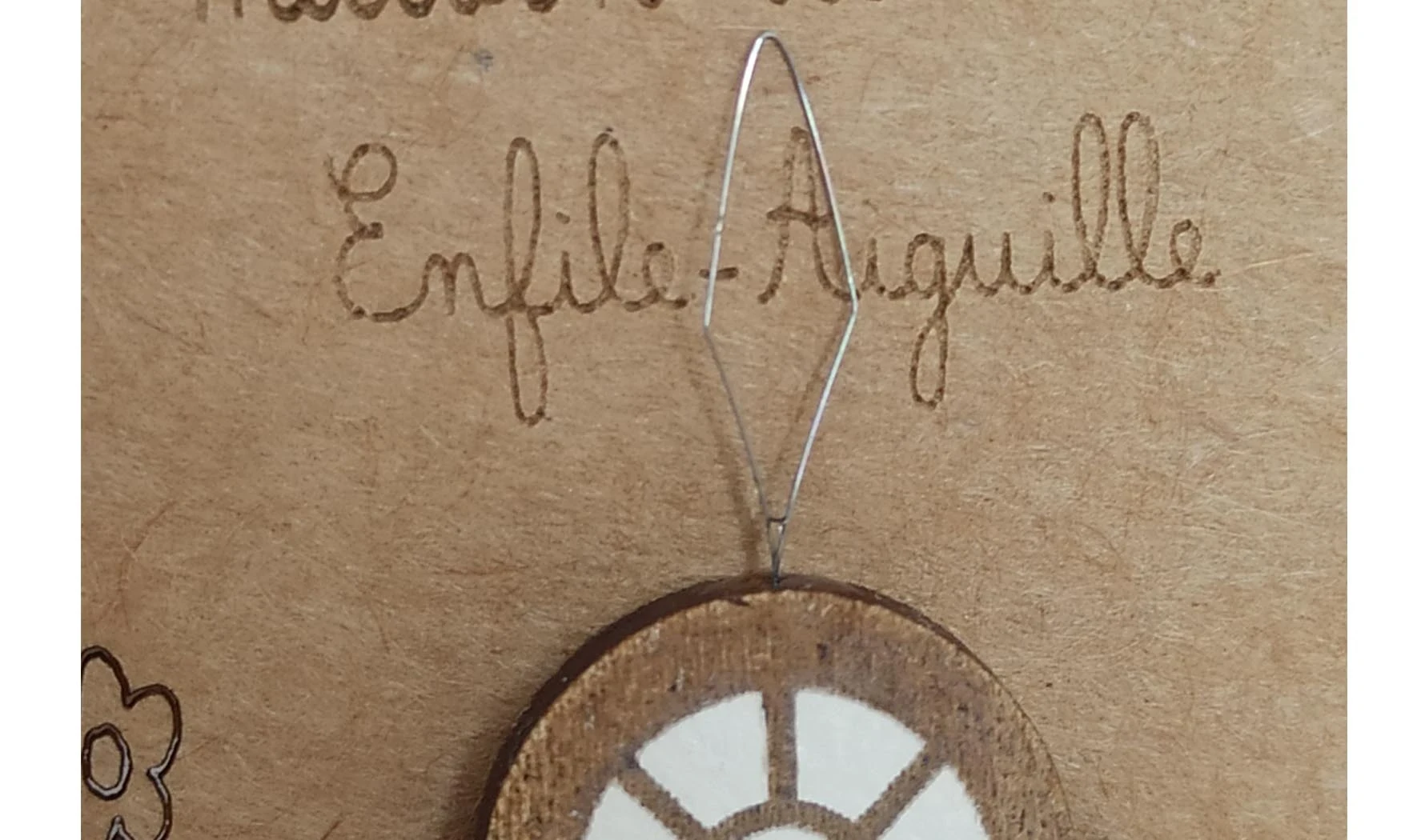 Enfile aiguille "Par la fenêtre"